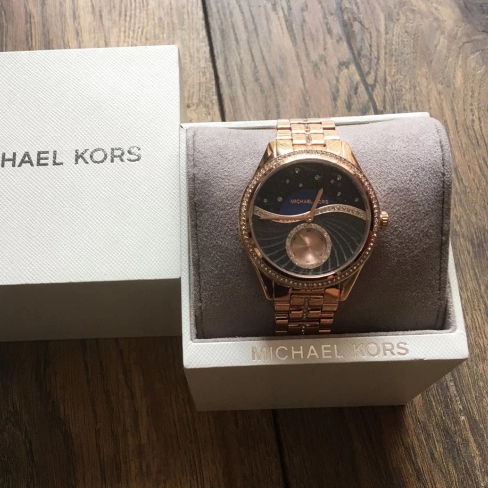 ✨HP✨Gold MIchael Kors watch ❗️TODAY ONLY❗️ - Picture 2 of 3